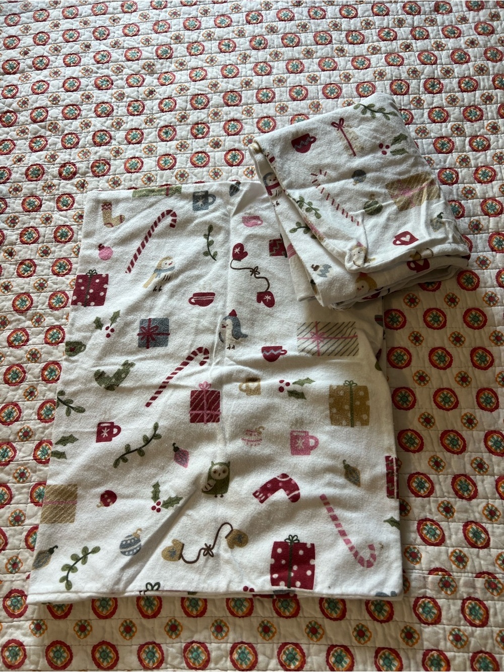 (2) Standard Pillow Cases Cuddl Duds Flannel Winter Christmas Cabin